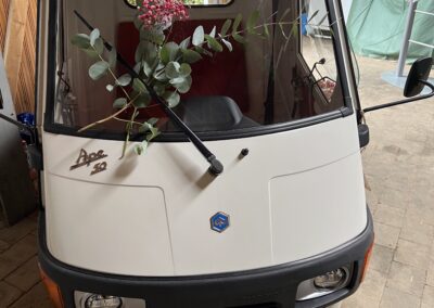 Piaggio Ape geschmückt
