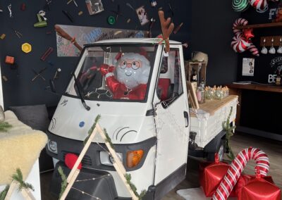 Ape mit Weihnachtsdeko